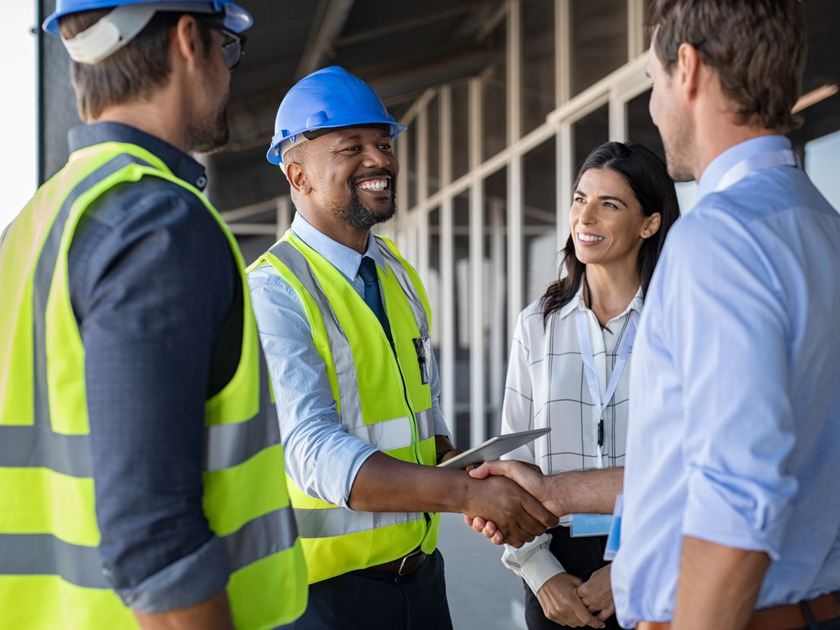 Equipo de trabajo conversando en un entorno empresarial